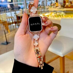 Key to my luck strap in rose gold with white clover.